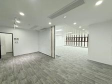 番禺广场地铁口办公室出租!200平30人卡位 全新精装带家具