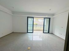 急售精装洋房丶带80平花园丶免费车位丶 中加持丶地铁旁边!