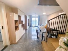 燕岗地铁站复式三房物业!月租6000一个月! 居住不误!