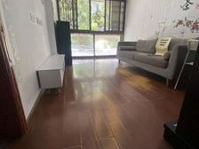 一楼带大院子的,一房一厅,看房有钥匙,业主诚心出售,