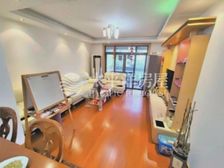 业主诚心出售!接受6个月首付!满 !小区中心位置!税费低