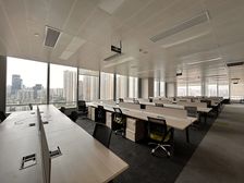 产权面积直租丨江北嘴国金中心丨电梯口正看江丨5个隔间60工位