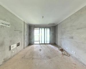 明发二期4房2卫,户型周正楼下砂之船奥莱,近地铁口。