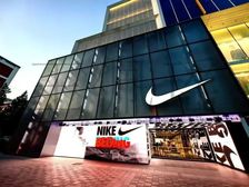 朝阳大悦城 单价1万 业主移民低价出 年租金96万 带车位