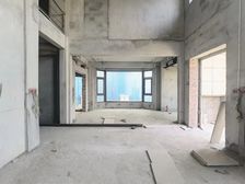 此别墅已经做好外扩,且外挂石材已经做好,自带四个车位