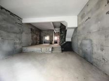 清溪边位大别墅,上下四层。,带大花园。