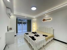 精装一居室,位置好,带7平花园,带固定车位,房东诚意出售!