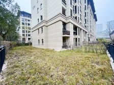 这个房子带个大花园,户型很好赠送大