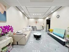 奥园别墅 超大花园,自带双车位。 豪华装修位置远离洋房