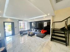 誉景名居下叠别墅 全新装修 四房三卫 带私立院子