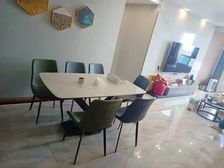 天街次新房,精装修,出门就是公园。