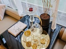 在线咨询:免两年物业费近地铁,窗前几径藤蔓绕,屋后百花竟盛开