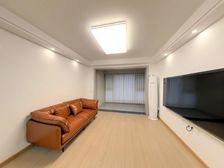 经开区地铁一号线龙头位置,出门就是地铁站,公交站.