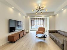 新上!实得面积260平米!朝南保养新!5房3位置,拎包入住!