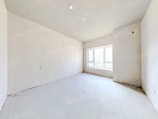 毛坯未住,电梯通透两局 全明户型,南向客厅带落地窗,证件齐全