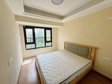 一套能打飘窗的开发商精装房。