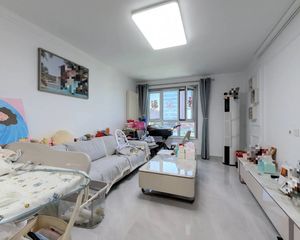 枣园地铁口,国际港,次新房南北三居室,,看房随时