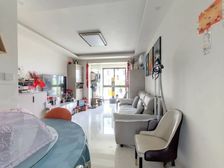 精装修两年时间25W全送,楼层好户型方正,南向大阳台