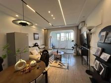 近漕河泾,靠近河边位置两房,精装修拎包入住,价格实惠随时看房