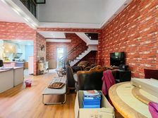 照母山 一个别墅门口有轻轨 带车位 带前后花园 急售