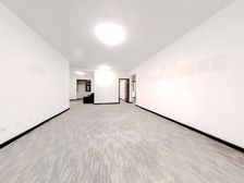 一楼带院130平 边户 带储藏室和车位