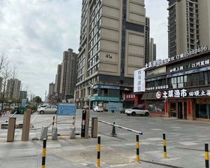 单价5千可以拥有一个2百米开间的主干道独栋门口可以停一百辆车
