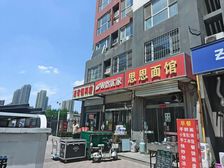 小区门口前三间 60万一套房主户