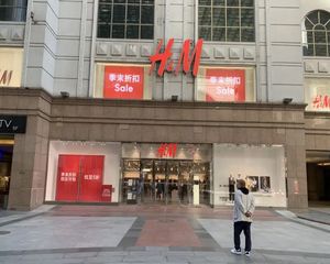 三里屯 12米面宽 5米层高 年租金60万 门前可外摆