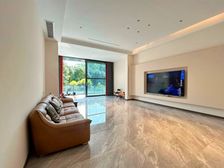 临湖别墅 全新精装拎包入住 花园大 采光好 出行方便