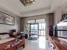 顶楼复式上下两层,实际使用面积300平有80平大露台