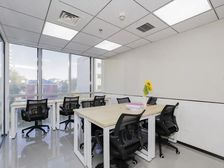 落地窗办公室 3999元8人间 就在三元桥地铁站 可