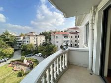 我是此房维护人,不靠高架,二房,带产权车位,在中心花园位置