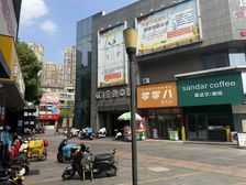 绿地新都会商场出入口双门头两个液态旁边就是大学城年收10万多