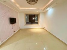 一楼附带地下室 的实用率很高 两房的预算买三房两卫 停车方便