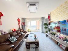 精装修 小三房 房龄新 正南朝向 中间楼层采光好 电梯房