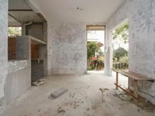 毛坯联排别墅,格局已重塑,进来直接装修即可!更省成本,花园大