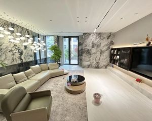 百万精装保养99新!中庭安静位置!独立私家电梯,带三个花园。