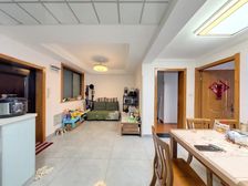 此房2房朝南,双南双阳台,精装修,采光好,位置安静