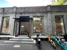 北新桥商区东四北大街临街商户超大展示橱窗