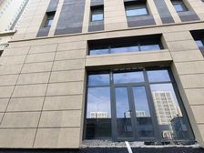 小区大门口第二间 单一层临街门面房,大开间8.7米