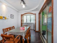 精装修,小区中心位置,得房率高,主卧朝南