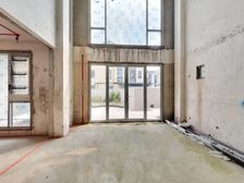 秦馀山庄 三连排西户 土建水电已完毕 三面花园 诚心出