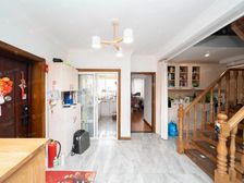 精装修带阁楼 位置安静 带电梯 二中心