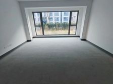 一楼带小院!宽厅洋房。看房方便。小区环境好。急卖