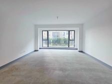 一楼带院大三室,业主急卖,大宽厅落地窗,采光好随时看