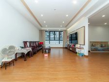 房子格局很好,有露台业主单独委托