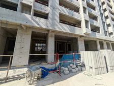 学校大门正对面 小区门口沙沟南街 和平南路 中铁逸宸首府可贷