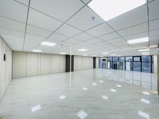 市府广场地铁口旁 全新装修200平 标配两部空调 低价出租