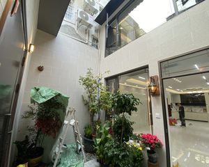 呐 想要高墙庭院嘅 睇过来啦 电梯4层带私家庭院 西门口中心
