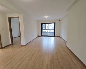 101板块次新电梯房,临港大道地铁旁,得房率超高。小区环境好